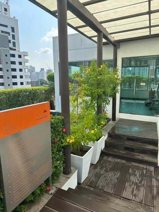 Delightful Condo In Central Location At Sukhumvit 49 Банкок Екстериор снимка